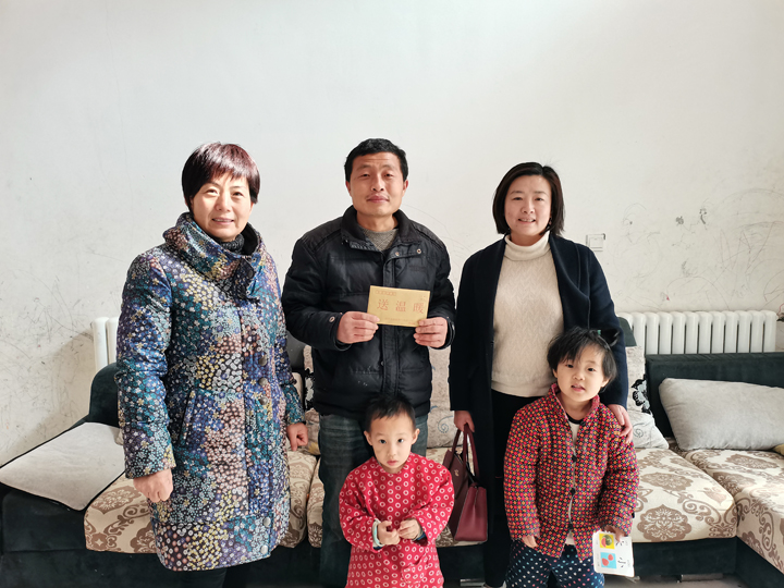 成武公司总经理尹晓莉、工会主席袁洁到员王国建家中送温暖2